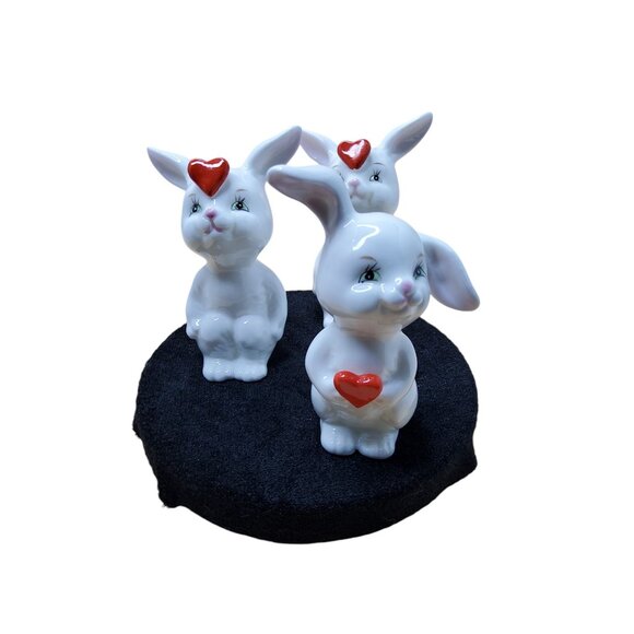 Vintage Schmid Bone China Bunny Figurines Set Of 3 With Red Hearts - Picture 4 of 6